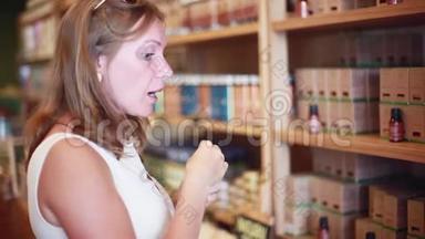 年轻的金发女人在商店里买有香气的油。 <strong>1920</strong>x1080